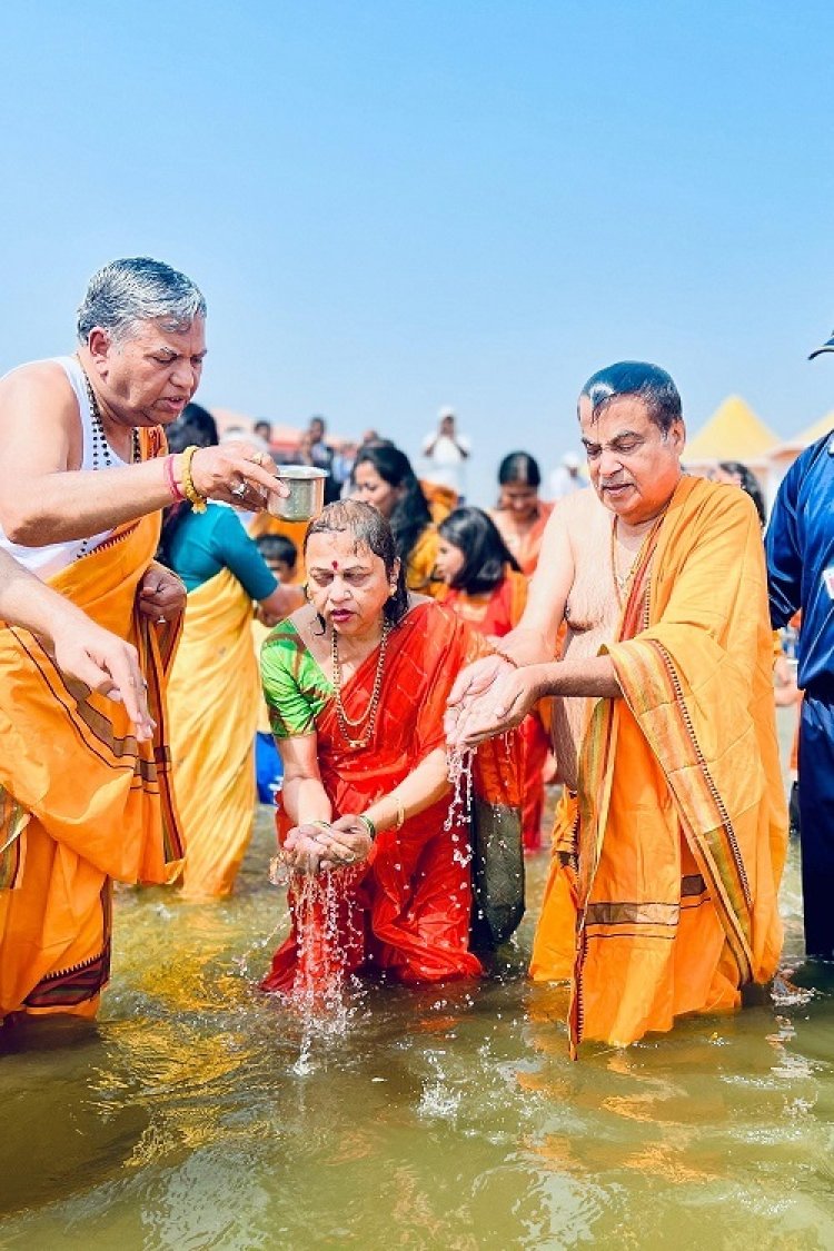 महाकुम्भ ः माँ गंगा से समस्त देशवासियों के आरोग्य एवं सुख-समृद्धि की प्रार्थना की : नितिन गडकरी