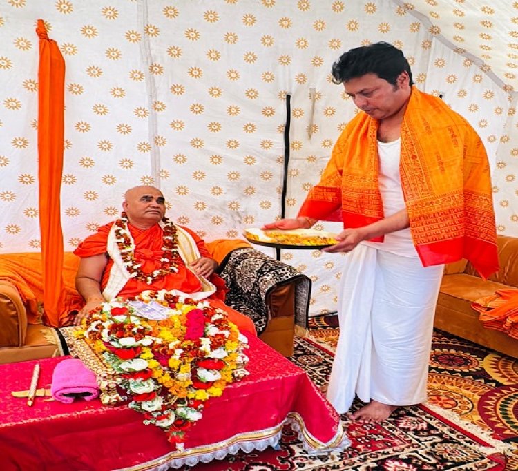 त्रिपुरा के पूर्व मुख्यमंत्री बिप्लब कुमार देव ने स्वामी अधोक्षजानन्द से लिया आशीर्वाद