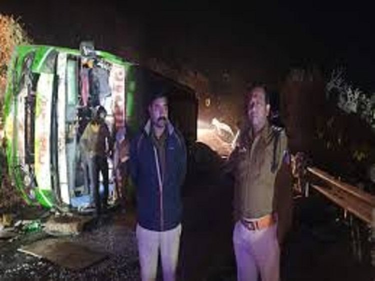इंदौर: सिमरोल घाट पर टूरिस्ट बस बेकाबू हाेकर पलटी, 9 लाेग घायल
