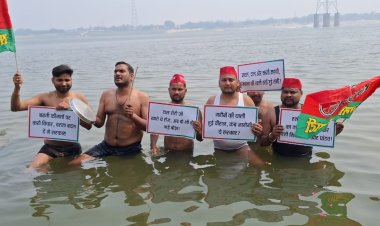 वाराणसी :सपा कार्यकर्ताओं ने महंगाई के विराेध में गंगा में खड़े होकर किया प्रदर्शन