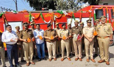 कानपुर में पुलिस लाइन में गंगाजल वितरण कार्यक्रम का आयोजन किया गया का छायाचित्र