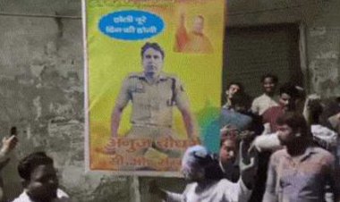 संभल में सीओ अनुज चौधरी की फोटो लेकर निकले होलियारे, रंगों से हुए सरोबार