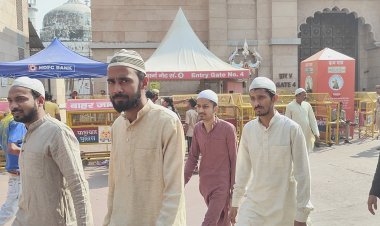 वाराणसी: कड़ी सुरक्षा के बीच नमाजियों ने अदा की जुमे की नमाज