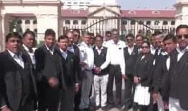 जस्टिस वर्मा की इलाहाबाद में नियुक्ति के खिलाफ अधिवक्ता गए हड़ताल पर, किया प्रदर्शन