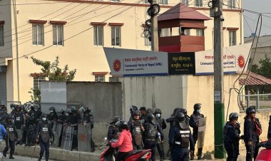 काठमांडू में पूरव् समर्थक प्रदर्शनकारियों द्वारा तीन पार्टी मुख्यालय पर हमला