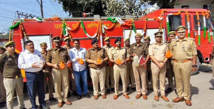 कानपुर में पुलिस लाइन में गंगाजल वितरण कार्यक्रम का आयोजन किया गया का छायाचित्र