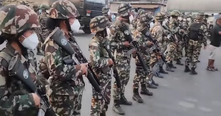 राजशाही समर्थकों के उग्र और अनियंत्रित भीड़ का तांडव, कर्फ्यू के बीच सेना ने संभाला मोर्चा