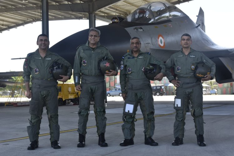 एयर मार्शल व लेफ्टिनेंट जनरल ने सुखोई 30 विमान में फार्मेशन मिशन उड़ाया