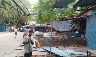 दारुलशफा में दुकानदारों ने खुद ताेड़ी अपनी दुकान