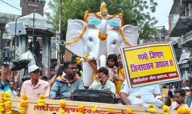 महावीर जयंती के पावन अवसर पर निकली विशाल शोभायात्रा