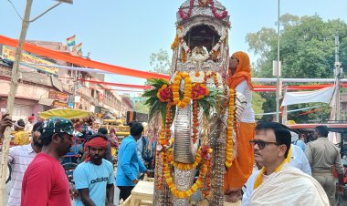 महावीर जयंती पर निकली भव्य शोभायात्रा, पूरे राह पुष्पवर्षा