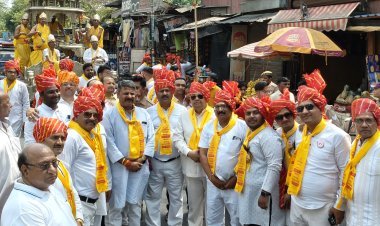 चाैबीसवें तीर्थंकर भगवान महावीर की जयंती पर निकली भव्य शोभायात्रा का पुष्पवर्षा से हुआ स्वागत
