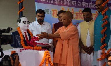 बाबा भीमराव अंबेडकर जयंती के अवसर पर अंबेडकर महासभा में पुष्पांजलि अर्पित करते मुख्यमंत्री योगी आदित्यनाथ