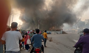 प्रयागराज में लल्लू एंड संस के गोदाम में लगी आग