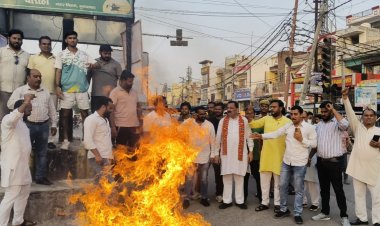 भाजपा युवा मोर्चा ने नेशनल हेराल्ड घोटाले को लेकर फूंका सोनिया-राहुल का पुतला