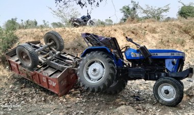 ट्राली समेत ट्रैक्टर खाई में पलटा ,नौ वर्षीय बालक की मौत