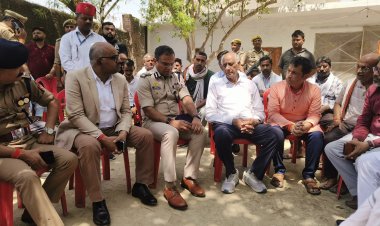 पहलगाम आतंकी हमले में मारे गये शुभम के परिवार से मिले पुलिस कमिश्रर व डीएम