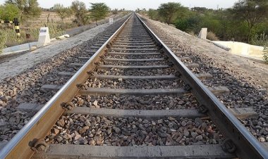 लखनऊ में ट्रेन पलटाने की साजिश, ट्रैक पर रखा लोहे का दरवाजा