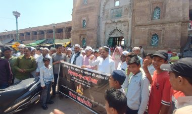 जम्मू कश्मीर में हुए आतंकी हमले के विरोध में अटाला मस्जिद पर शिराजे हिंद की आवाम द्वारा आतंकवादी संगठनों के खिलाफ प्रदर्शन