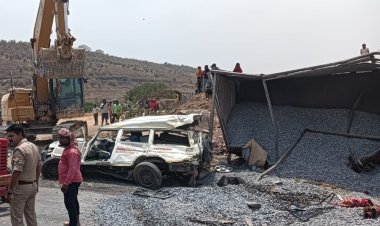 गिट्टी लदा ट्रक एम्बुलेंस पर पलटा, चार की मौत, दो की हालत गंभीर