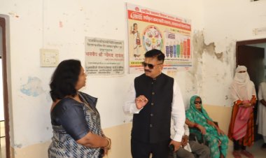 जिलाधिकारी ने आंख अस्पताल का किया औचक निरीक्षण ,डाॅक्टर अनुपस्थित, डीएम नाराज