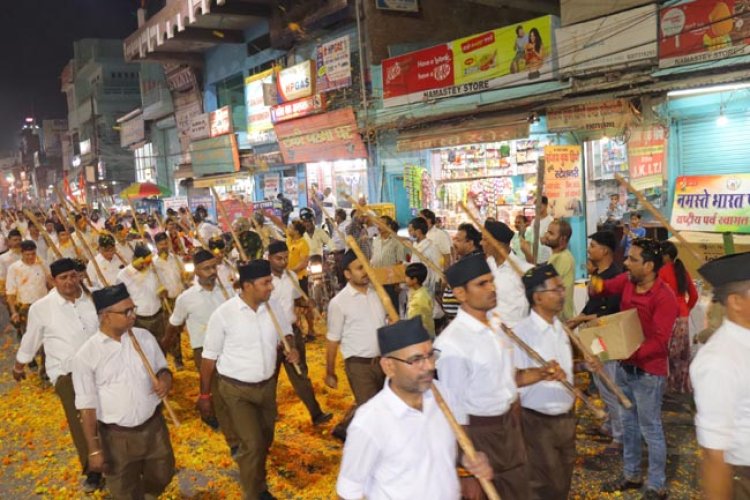 राष्ट्रीय स्वयंसेवक संघ के पथ संचलन में लोगों ने की पुष्प वर्षा