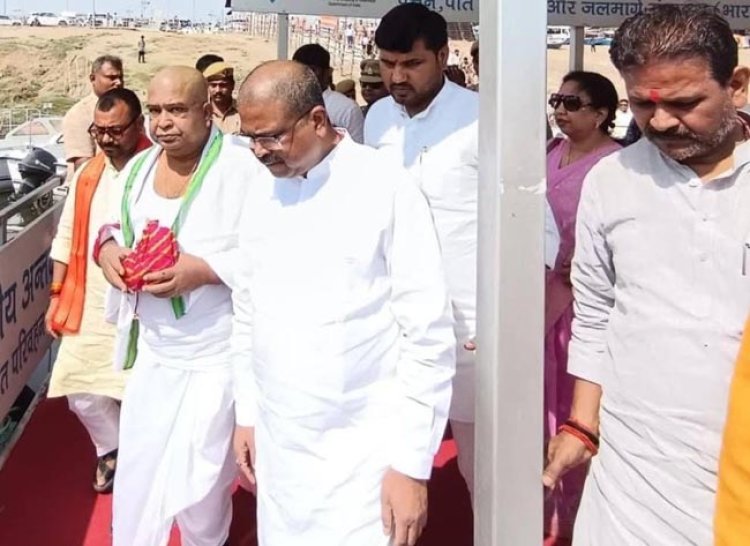 केंद्रीय मंत्री धर्मेंद्र प्रधान ने पिता का अस्थि कलश संगम में किया विसर्जित
