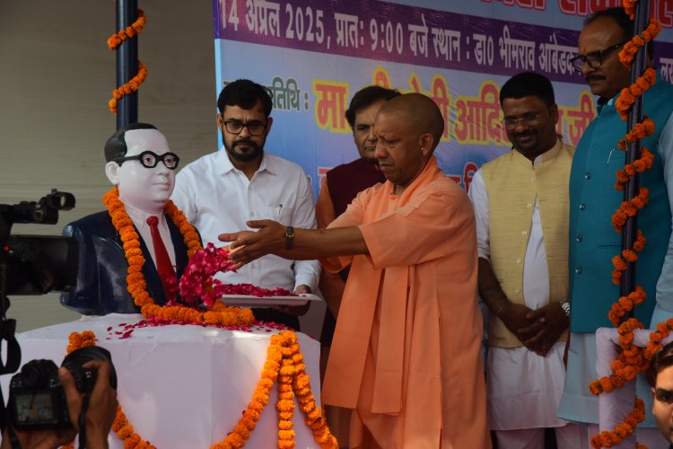 बाबा भीमराव अंबेडकर जयंती के अवसर पर अंबेडकर महासभा में पुष्पांजलि अर्पित करते मुख्यमंत्री योगी आदित्यनाथ
