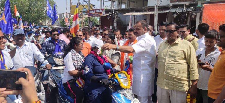 आंबेडकर जयंती पर निकाली गई रैली, जनप्रतिनिधियों ने की पुष्प वर्षा