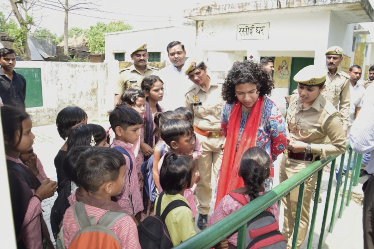 प्राथमिक विद्यालय में समय से पहले हुई छुट्टी तो डीएम ने रोक दिया वेतन