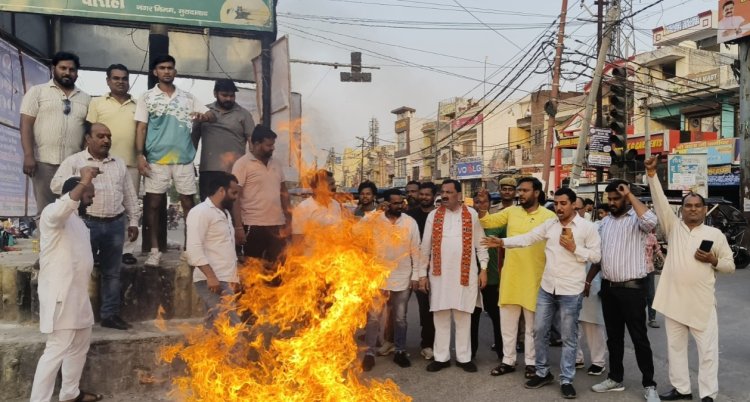 भाजपा युवा मोर्चा ने नेशनल हेराल्ड घोटाले को लेकर फूंका सोनिया-राहुल का पुतला