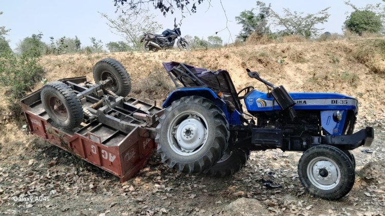 ट्राली समेत ट्रैक्टर खाई में पलटा ,नौ वर्षीय बालक की मौत