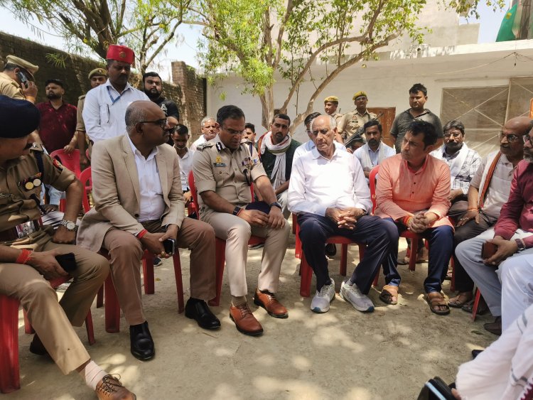 पहलगाम आतंकी हमले में मारे गये शुभम के परिवार से मिले पुलिस कमिश्रर व डीएम