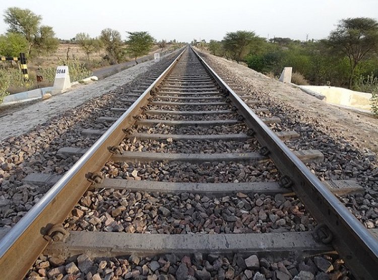 लखनऊ में ट्रेन पलटाने की साजिश, ट्रैक पर रखा लोहे का दरवाजा