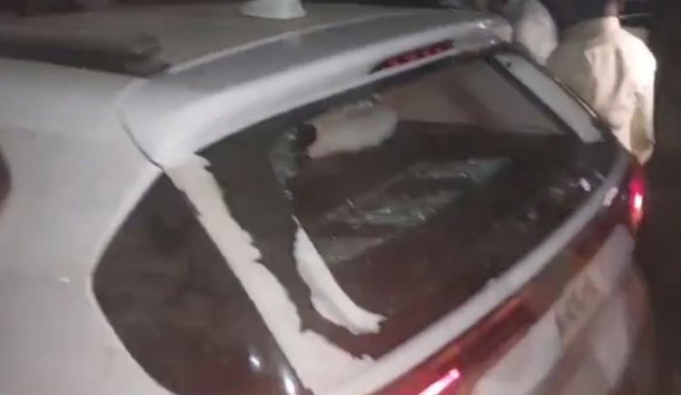 उत्तर प्रदेश के गोरखपुर में बेकाबू कार ने घर के बाहर बैठै लोगों को रौंदा, मां-बेटी समेत तीन की मौत