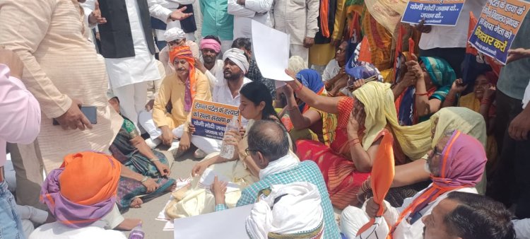 छात्र हेमंत पटेल हत्याकांड को लेकर अपना दल कमेरावादी में उबाल,सिराथु विधायक धरने पर बैठी