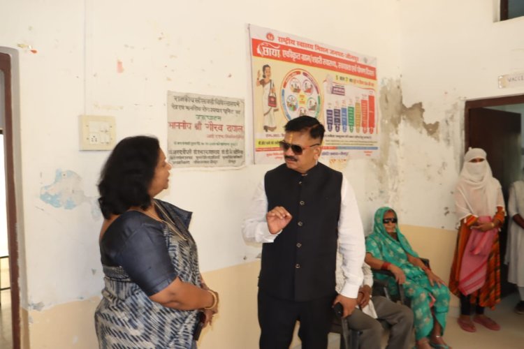जिलाधिकारी ने आंख अस्पताल का किया औचक निरीक्षण ,डाॅक्टर अनुपस्थित, डीएम नाराज