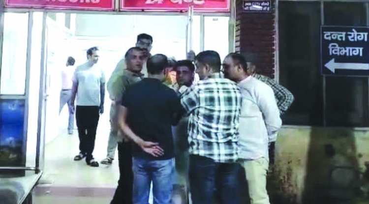तीर्थ पुरोहित ने सास-साले पर की फायरिंग, दोनों घायल, आराेपित फरार