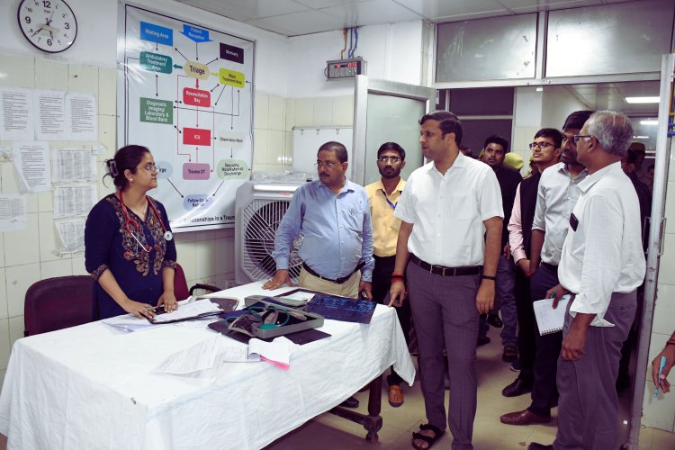 जिलाधिकारी ने स्वरूपरानी नेहरू चिकित्सालय का किया औचक निरीक्षण