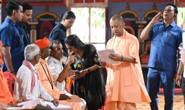 गोरखनाथ मंदिर में मुख्यमंत्री ने जनता दरबार में सुनी फरियाद