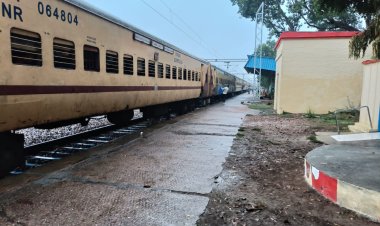 ऊंचाहार एक्सप्रेस कंचौसी स्टेशन पर दो घंटे लेट, यात्री परेशान