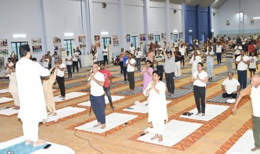 "एक पृथ्वी, एक स्वास्थ्य" के संकल्प के साथ पूर्वांचल विवि. में अंतरराष्ट्रीय योग दिवस मनाया
