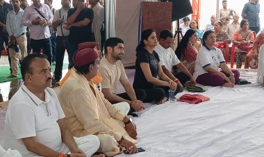 अंतर राष्ट्रीय योग दिवस: आदि योगी की नगरी काशी हुई योगमय,रिमझिम फुहारों के बीच सामूहिक योगाभ्यास