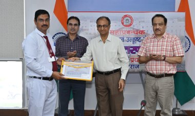 झांसी एवं प्रयागराज मंडल के चयनित आठ रेलवे कर्मचारियों को दिया गया संरक्षा पुरस्कार