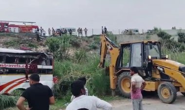उत्तर प्रदेश के इटावा में डबल डेकर बस पलटी, दो की मौत, 25 से अधिक घायल