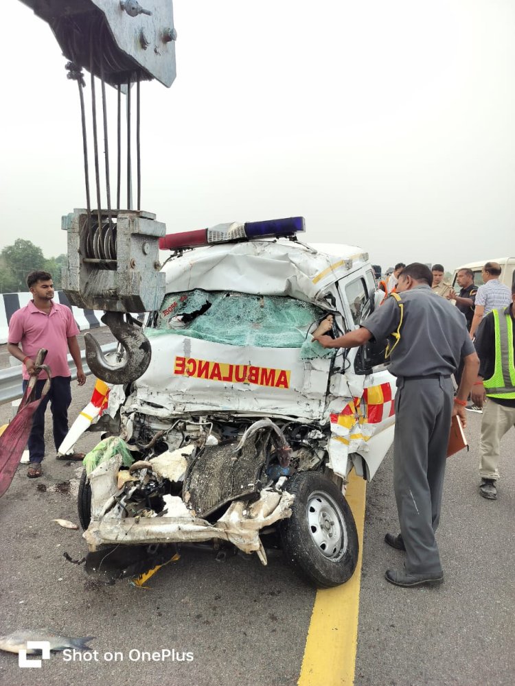 अमेठी में पूर्वांचल एक्सप्रेस-वे पर भीषण सड़क हादसा, शव लेकर जा रही एंबुलेंस पिकअप से टकराई, 5 की मौत, एक घायल
