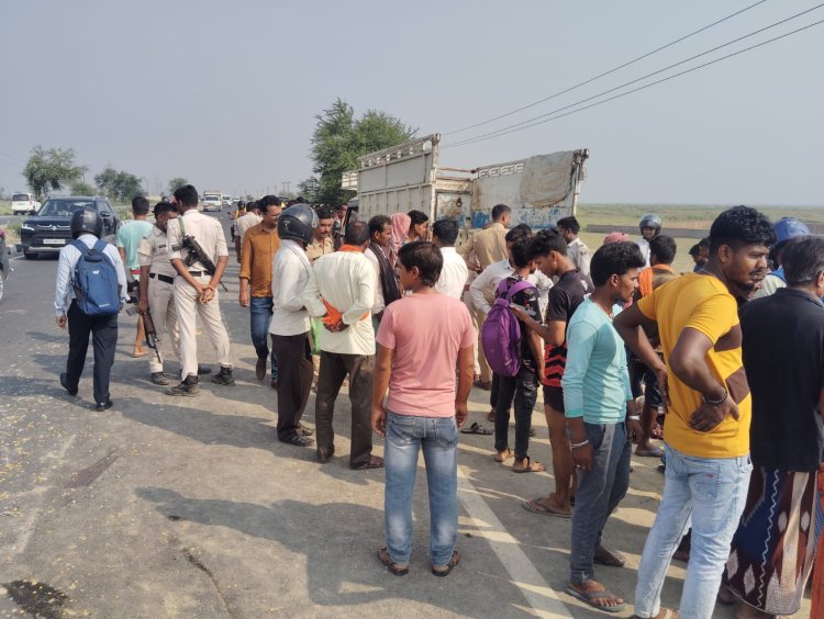सारण में भीषण सड़क हादसा: अनियंत्रित पिकअप पलटी, एक महिला सहित पाँच की दर्दनाक मौत, दर्जन भर घायल