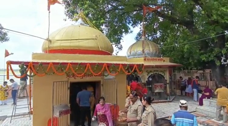 प्रयागराज के मनकामेश्वर मंदिर में अब ड्रेस कोड अनिवार्य: Jeans-Top पहनने पर रोक, सिर्फ पारम्परिक पोशाक में ही मिलेगा प्रवेश