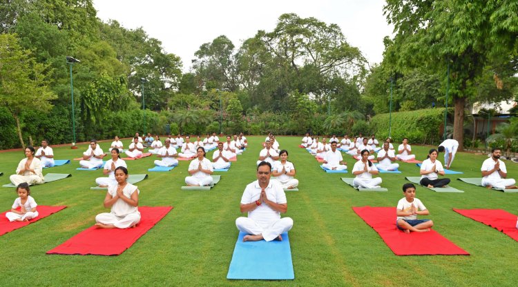 मुख्यमंत्री ने किया योगाभ्यास, जीवनशैली में योग अपनाने का किया आह्वान