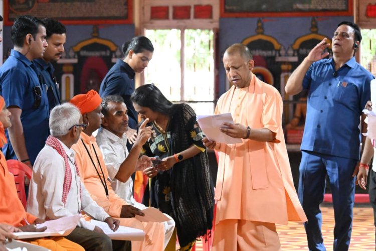 गोरखनाथ मंदिर में मुख्यमंत्री ने जनता दरबार में सुनी फरियाद